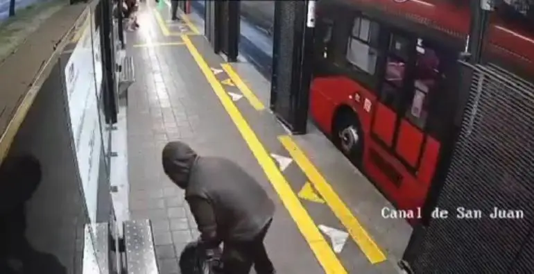 Sujeto arroja a policía al paso del Metrobús en Canal de San Juan