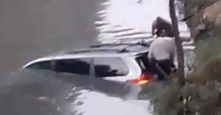 video Automovilista se queda dormido y cae al Rio de los Remedios en la GAM