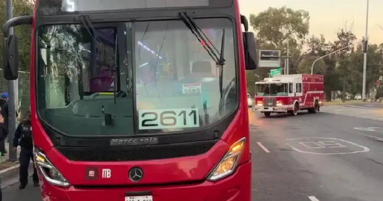 Tres heridos tras chocar Metrobús contra un carro en la estación Río de Guadalupe