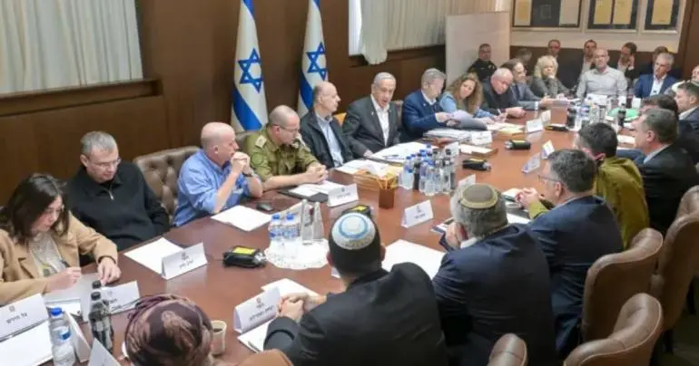 israel aprueba alto el fuego e intercambio de rehenes por presos con hamas