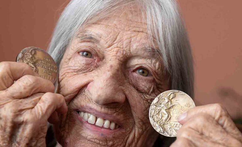 la gimnasta hungara agnes keleti y sus medallas olimpicas. afp