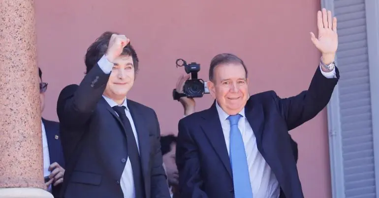 milei y gonzalez urrutia reciben apoyo de venezolanos desde el balcon de casa rosada