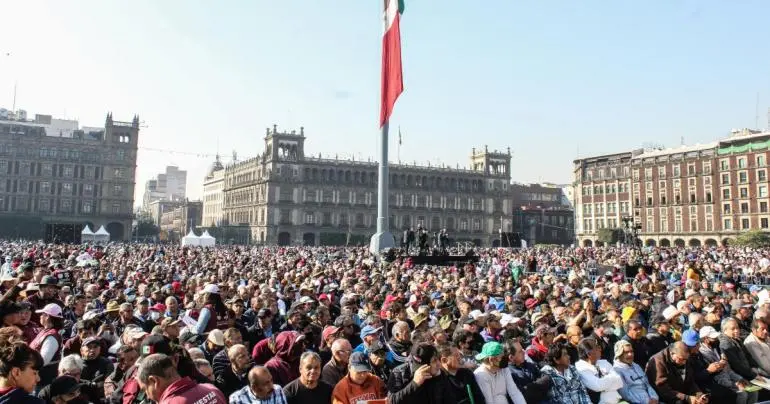 Con un Zócalo lleno inicia reparto de pensión a hombres de 60 a 64 años