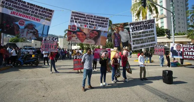 protestan maestros y damnificados por huracanes durante visita de sheinbaum a acapulco