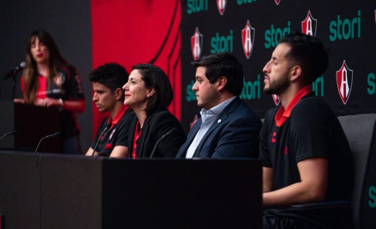 Emilio Orrantia Jugador Atlas FC Marlene Garayzar CGO y cofundadora de Stori Anibal Fajer Director Ejecutivo Atlas FC y Camilo Vargas Jugador Atlas FC