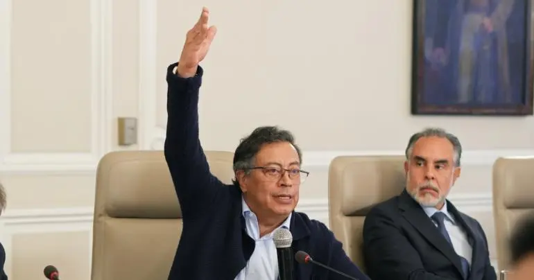 gustavo petro pide renuncia protocolaria gabinete