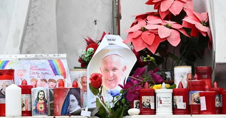 Plegarias, veladoras y globos por la salud del papa Francisco