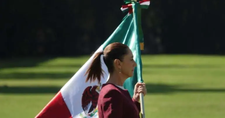 reivindica soberania sheinbaum dia bandera