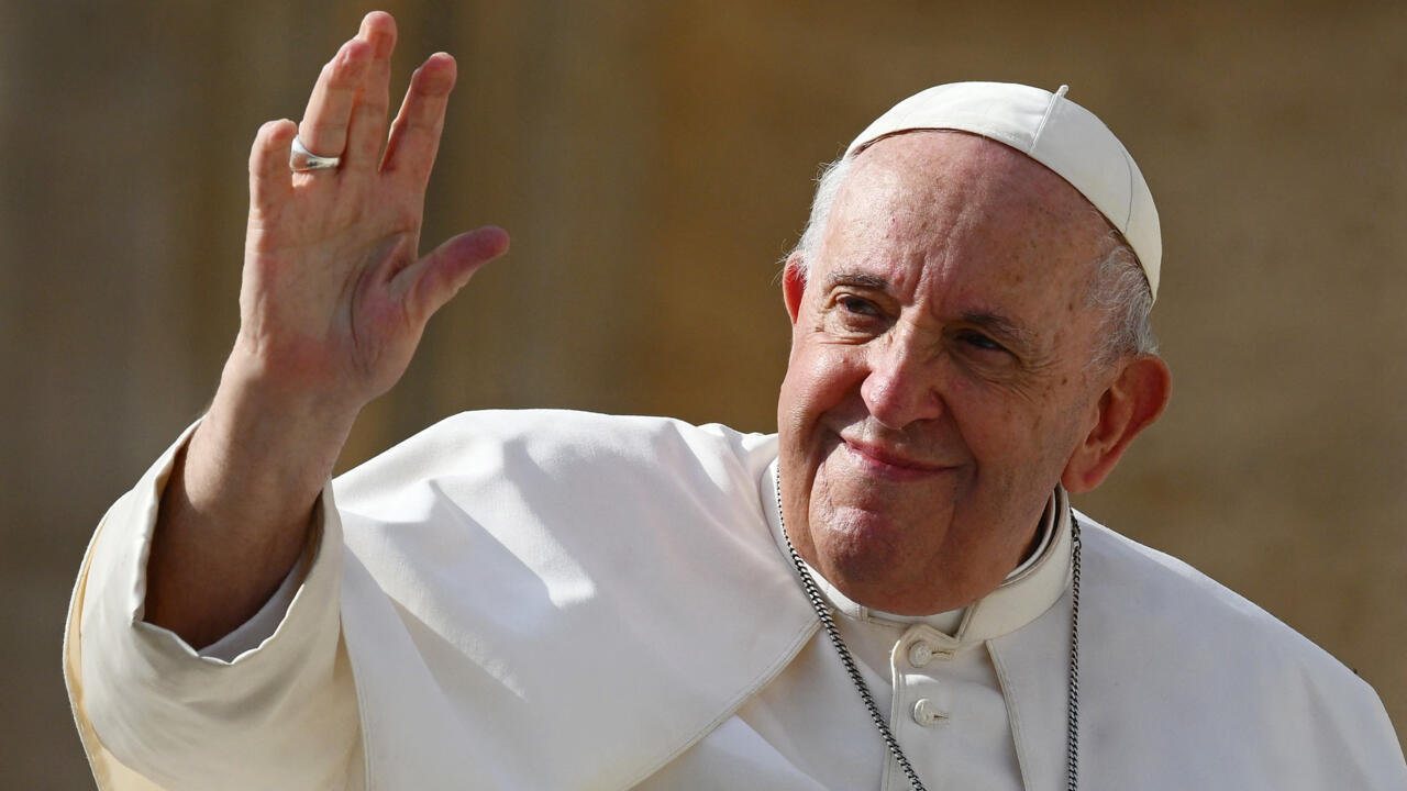 Papa Francisco regresa al Vaticano, pero permanece fuera de la vista del público