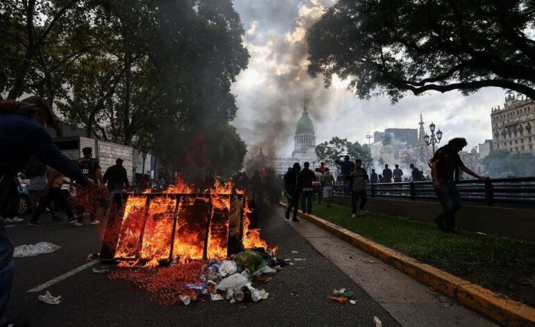 Policías, jubilados y barras bravas chocan en violentas protestas en el Congreso de Argentina