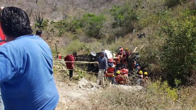 Al menos 11 muertos tras volcadura de autobús en autopista Mitla-Tehuantepec