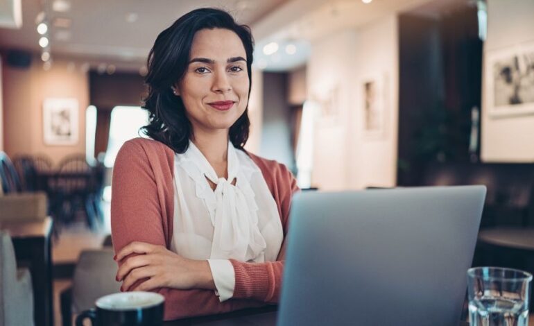 mujer agente inmobiliaria exitosa