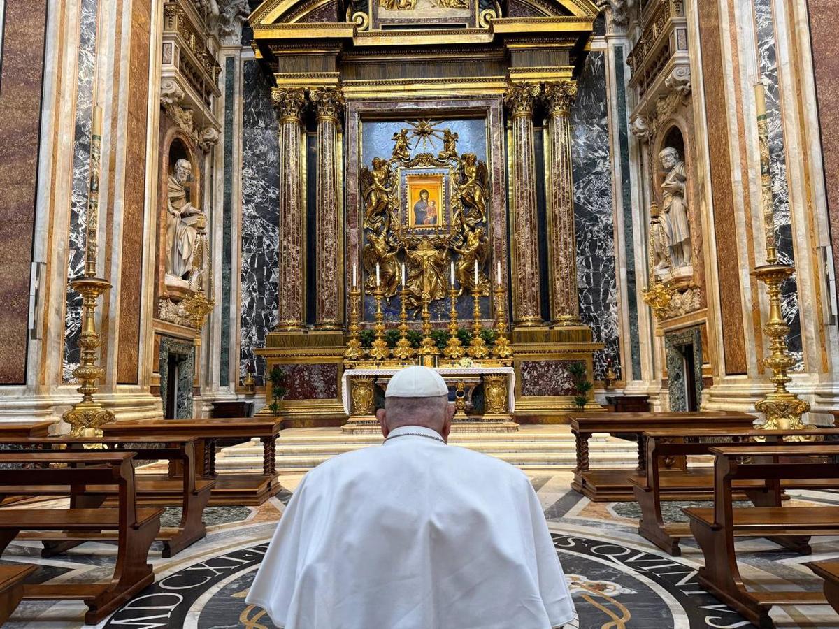 Vía Crucis, el Papa: En un mundo de algoritmos, la economía de Dios no descarta