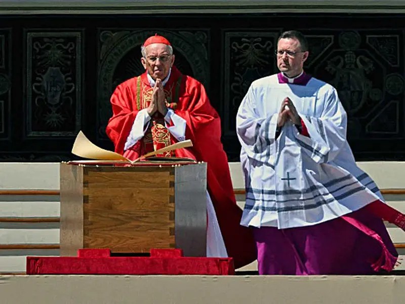 Cardenal Re destaca el llamado del papa a Trump a «construir puentes, no muros»