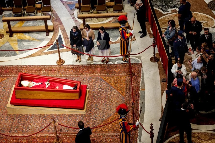 Los fieles comienzan a dar el último adiós al papa Francisco