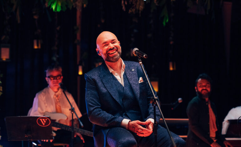 SANTIAGO CRUZ ESTRENA “TODOS TENEMOS CICATRICES”, UNA CANCIÓN INÉDITA QUE HABLA DE LA ACEPTACIÓN, LA FRAGILIDAD Y LA RECONSTRUCCIÓN EMOCIONAL