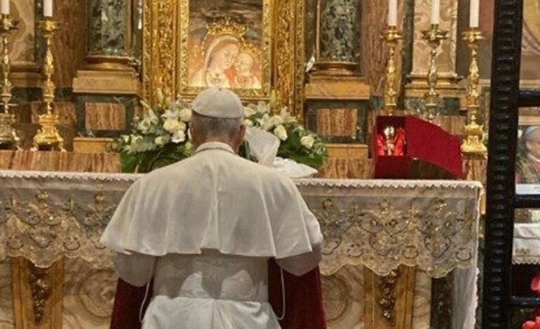 Papa León XIV visita la tumba de Francisco en basílica de Roma