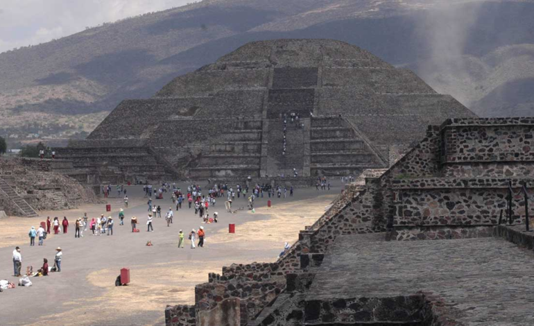 INAH ya permite que visitantes suban a la Pirámide de la Luna en Teotihuacán