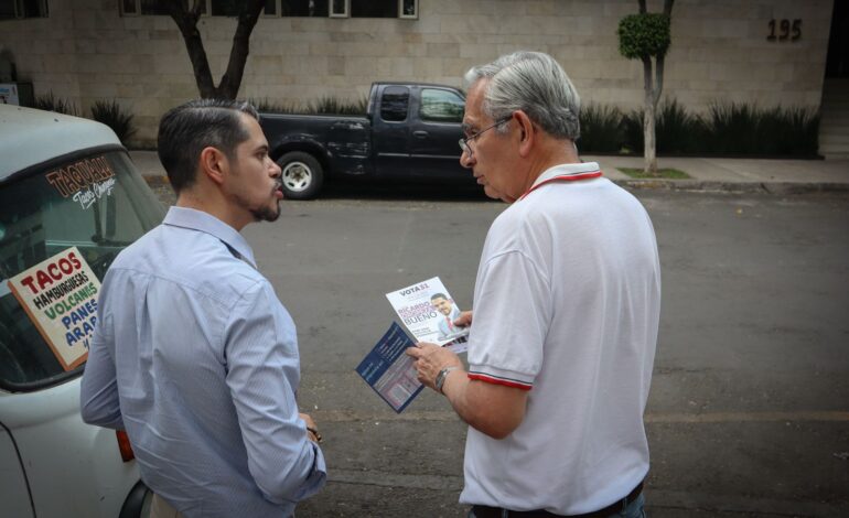 Ricardo Oropeza Bueno recorre el Jardin del Arte y dialoga con la ciudadania