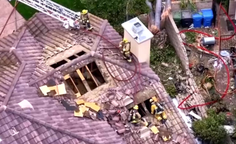 Cae avioneta en pleno barrio residencial de California y queda grabado