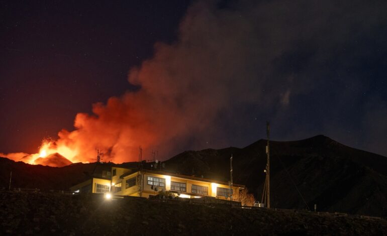 etna el volcan mas activo de europa intensifica su actividad2 035258