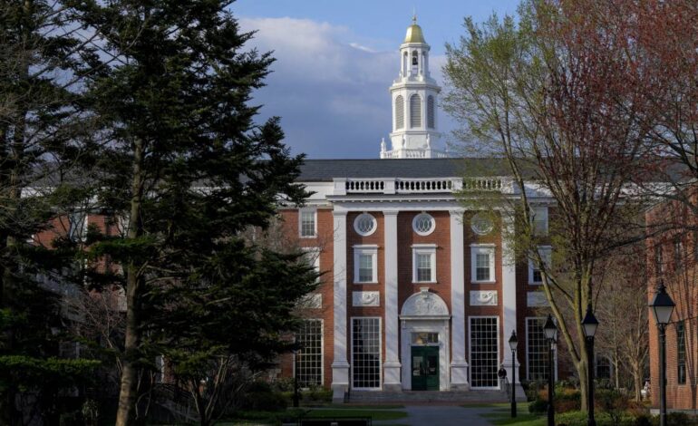 Harvard demanda a Trump tras perder permiso para inscribir a estudiantes extranjeros