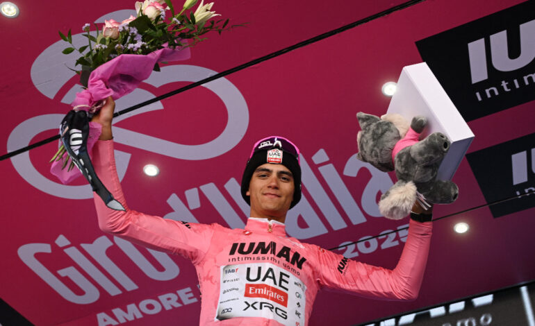 Isaac del Toro se sube al podio y está a dos etapas de coronarse en el Giro de Italia 2025… ¡a un paso del campeonato!