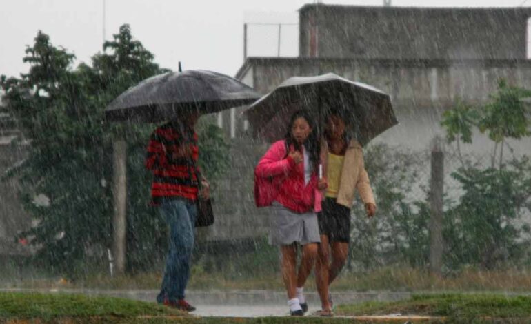 Depresión tropical Uno-E provoca lluvias y oleaje elevado