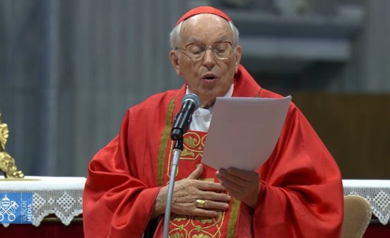 Cardenal Giovanni Battista Re llama a mantener la unidad de la Iglesia en misa previa al cónclave