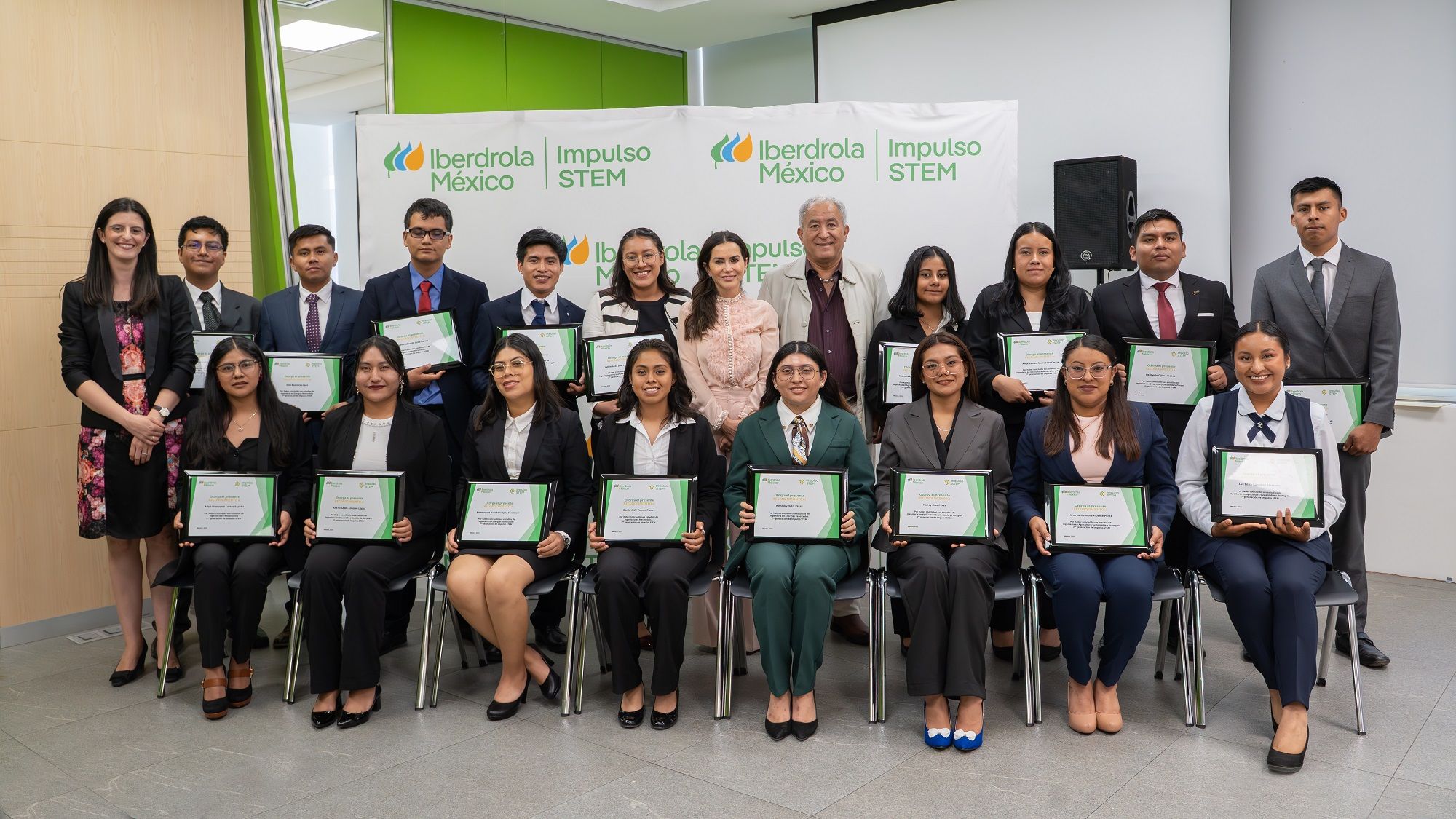 Iberdrola México entrega reconocimientos a segunda generación de becados de Impulso STEM