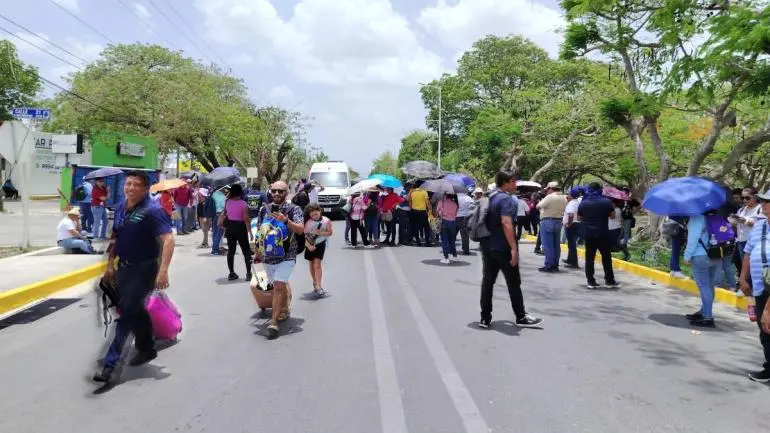 cnte bloquea accesos al aeropuerto internacional de merida