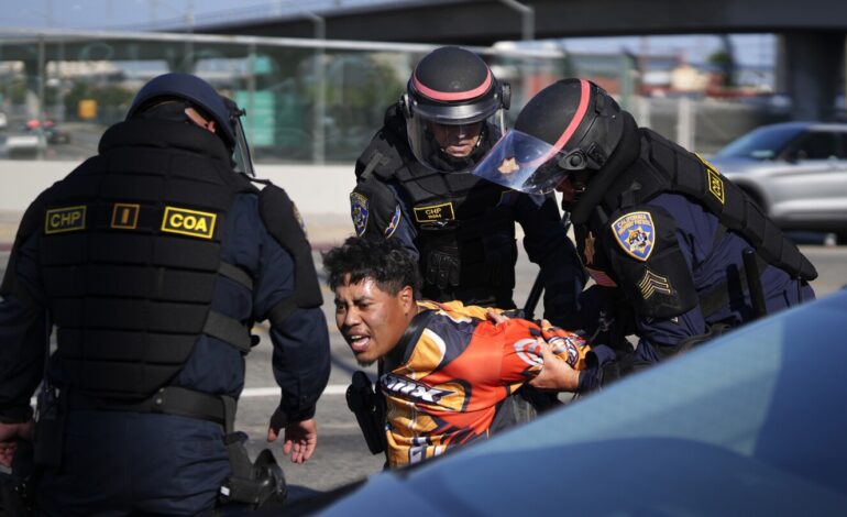 Más de 20 personas fueron detenidas en la primera noche del toque de queda en Los Ángeles
