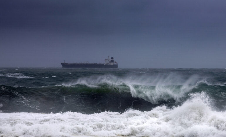 Huracán Erick toca tierra en Oaxaca con rachas de viento de hasta 250 km/h