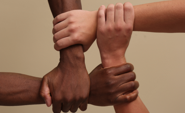 Del rechazo al entendimiento: el 53% de las juventudes LGBTQ+ sufre discriminación en sus hogares