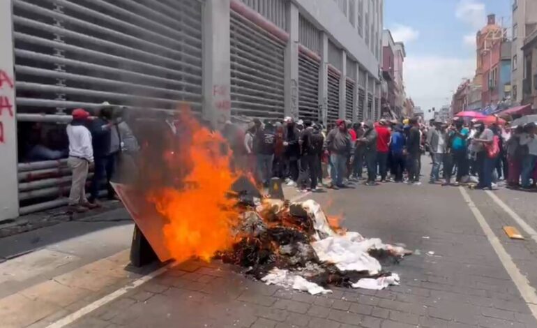 CETEG vandaliza e incendia edificio del SNTE, en CDMX