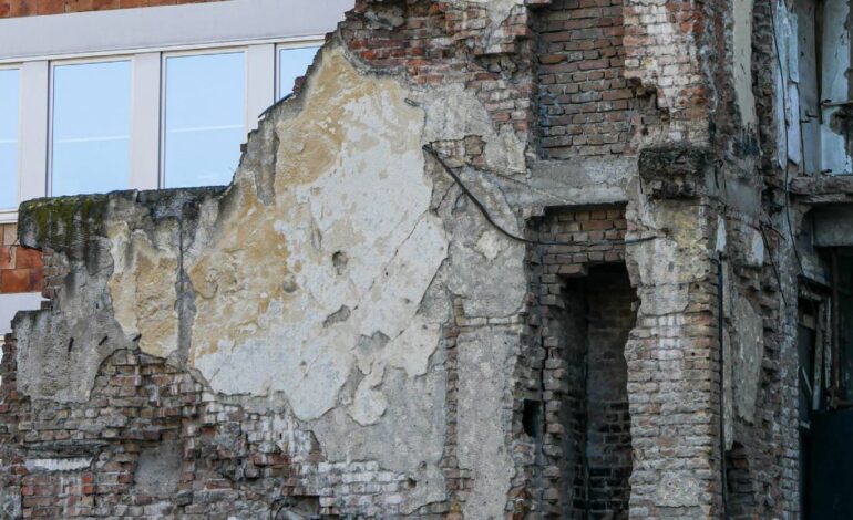 Susto en la colonia Roma: se desploma estructura de edificio antiguo