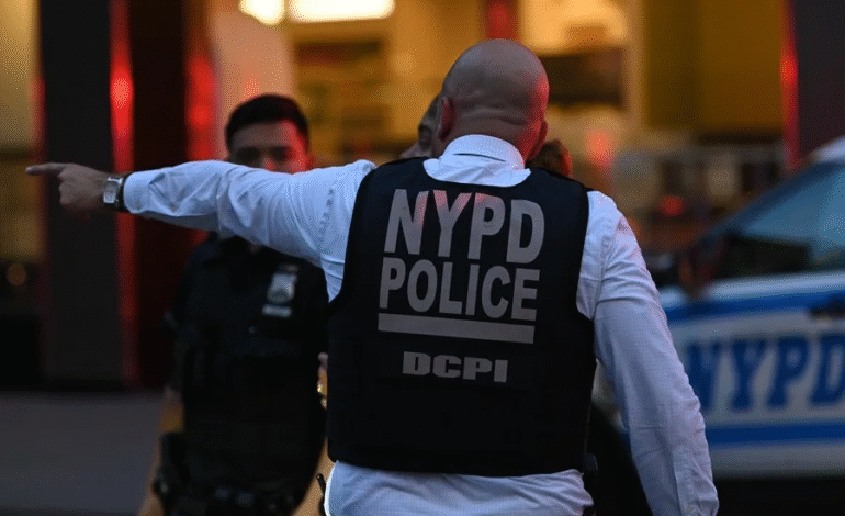 Al menos cuatro muertos, entre ellos un policía, en un tiroteo en Nueva York