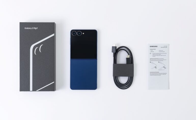 Samsung Mobile Galaxy Z Flip series Galaxy Z Flip7 Unboxing main2