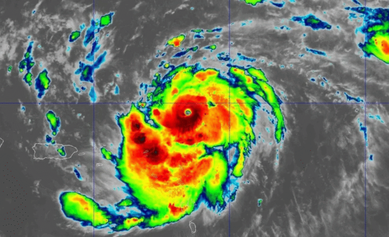‘Erin’ se vuelve poderoso y roza huracán Categoría 5