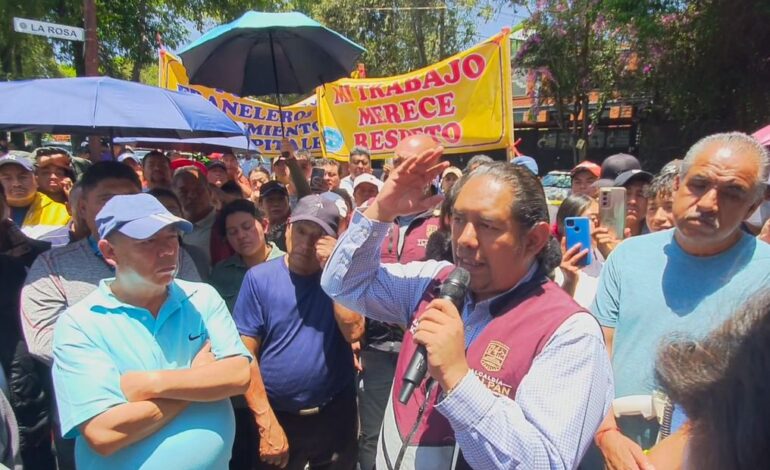 Juan Pablo Tlatempa Camacho acudio a platicar con los Comerciantes en Via Publica de la Asociacion Civil La Esperanza y llegaron a acuerdos de respeto mutuo