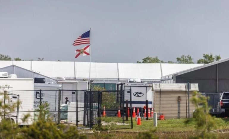 A un mes de su apertura, «Alligator Alcatraz» se convierte en modelo para próximos centros migratorios