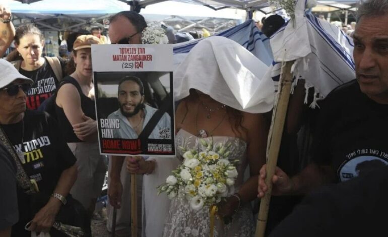 Exrehén mexicana de Hamás celebra boda simbólica en Tel Aviv con su novio aún cautivo