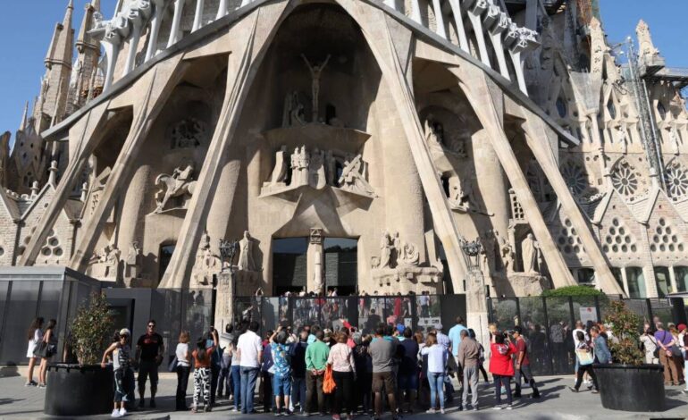 Activistas lanzan pintura sobre la fachada de la Sagrada Familia en Barcelona
