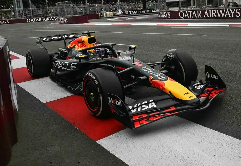 Max Verstappen arrasa en Azerbaiyán y McLaren decepciona