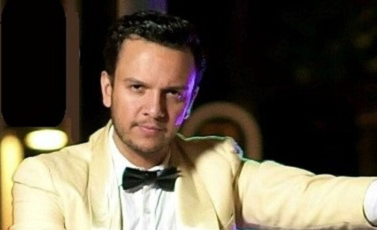 Eric Ventura rinde homenaje a José José en el Teatro San Jerónimo, con Carlos Cuevas como padrino