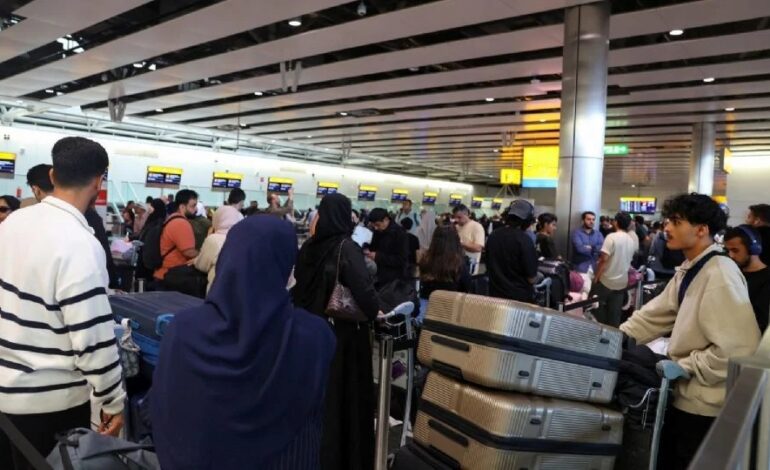 Colapsan aeropuertos en Europa tras ciberataque; Bruselas pide cancelar la mitad de vuelos este lunes