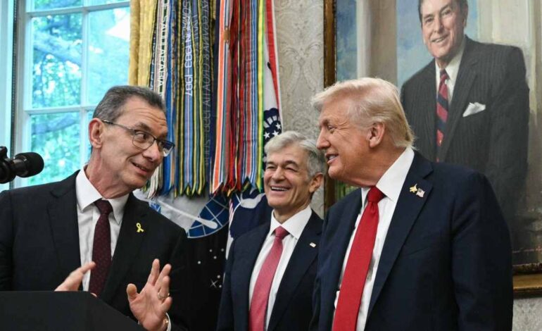 Trump y Pfizer acuerdan reducir precios de medicamentos en EE. UU.