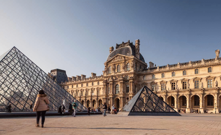 El Louvre reabre sus puertas tres días después del espectacular robo