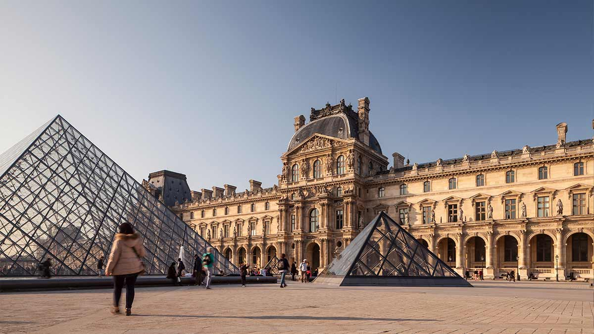 El Louvre reabre sus puertas tres días después del espectacular robo