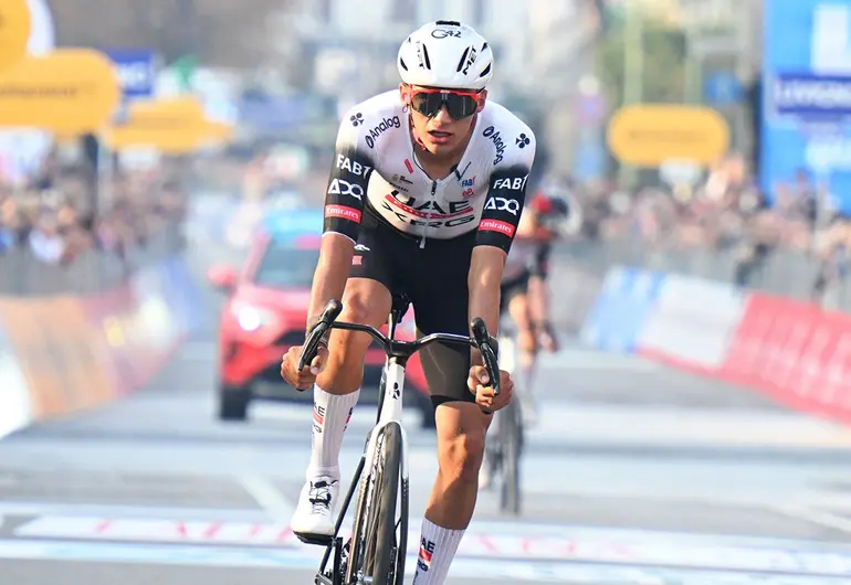 Embestida final del mexicano; Isaac del Toro logra su victoria 16